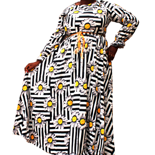 Robe fleurie, entièrement en coton, manche longue avec ceinture comme accessoire